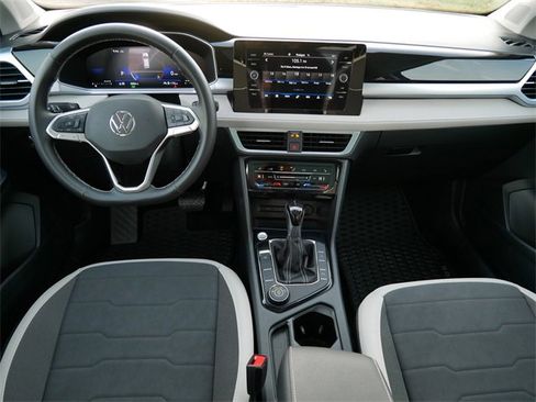 Certified 2025 Volkswagen Taos SE image 22