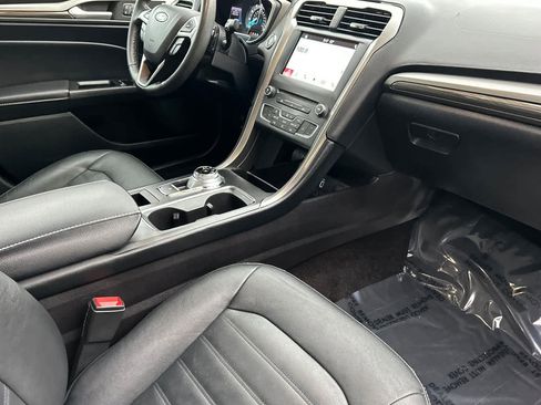 Used 2017 Ford Fusion SE w/ Fusion SE Technology Package image 14