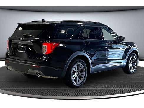 Used 2024 Ford Explorer XLT w/ Equipment Group 202A AWD/4WD image 17