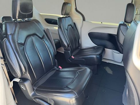 Used 2023 Chrysler Pacifica Touring-L image 12