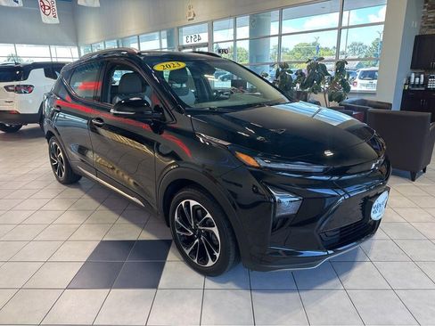 Used 2023 Chevrolet Bolt EUV Premier w/ Sun & Sound Package FWD image 1