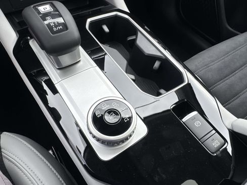 New 2025 Mitsubishi Outlander SE image 28