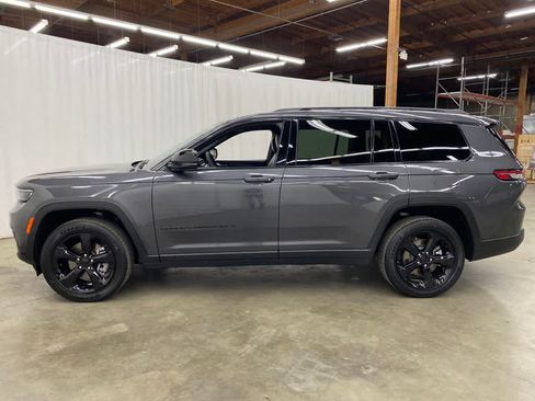 Used 2025 Jeep Grand Cherokee L Altitude AWD/4WD image 3