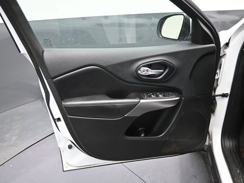 Used 2019 Jeep Cherokee Latitude w/ Cold Weather Group image 11