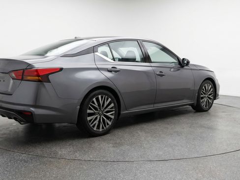 Used 2025 Nissan Altima 2.5 SV FWD image 9