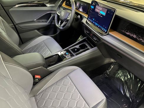 New 2026 Volkswagen Tiguan SEL R-Line AWD/4WD image 15