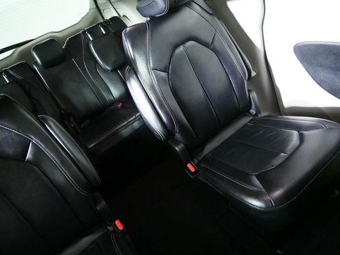 Used 2022 Chrysler Pacifica Touring-L FWD image 14