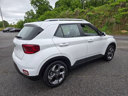 Used 2025 Hyundai Venue SEL FWD image 11