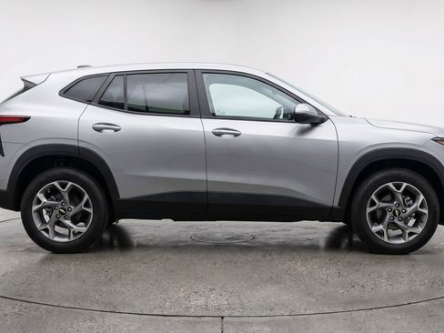 Used 2025 Chevrolet Trax LT w/ LT Convenience Package FWD image 11