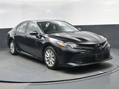 Used 2020 Toyota Camry LE image 16