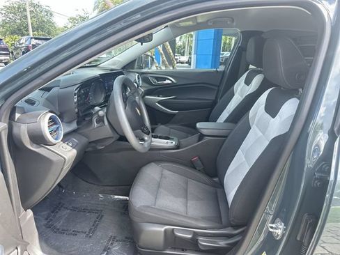 Used 2025 Chevrolet Trax LS w/ LS Convenience Package FWD image 30