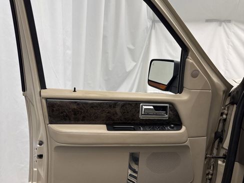 Used 2017 Lincoln Navigator Select image 12