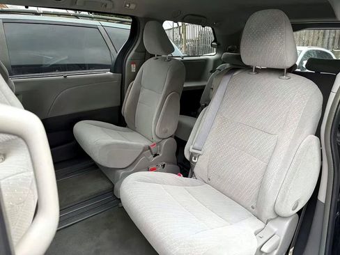 Used 2018 Toyota Sienna LE FWD image 23