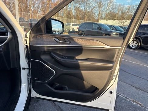 Used 2022 Jeep Grand Cherokee Limited image 33