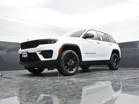 Used 2025 Jeep Grand Cherokee Altitude AWD/4WD image 45