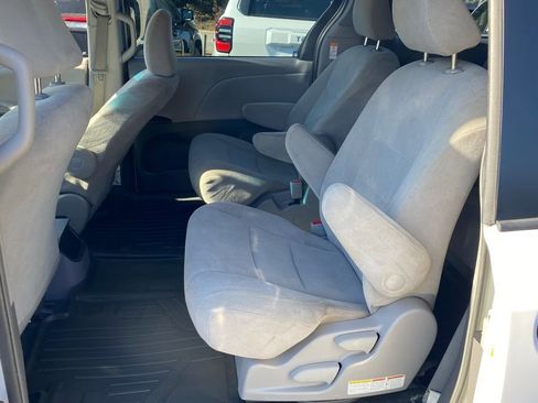 Used 2017 Toyota Sienna L image 9