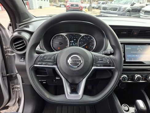 Used 2019 Nissan Kicks S image 20