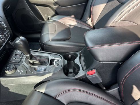 Used 2022 Jeep Cherokee Trailhawk w/ Comfort/Convenience Group image 15