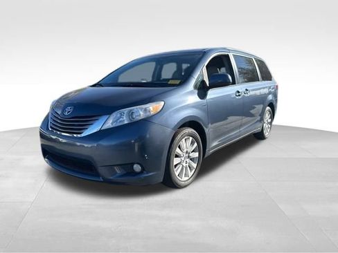 Used 2017 Toyota Sienna XLE Premium image 2