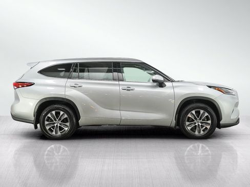 Used 2021 Toyota Highlander XLE AWD/4WD image 6