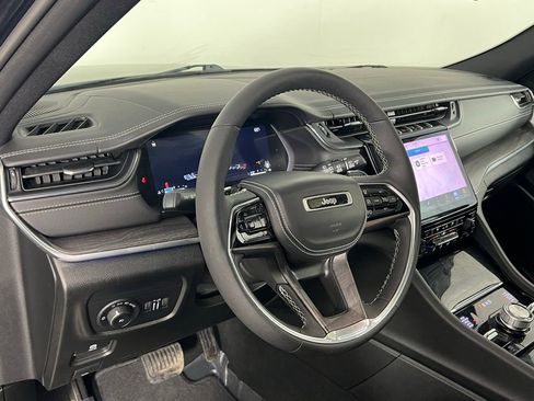 Used 2023 Jeep Grand Cherokee Overland w/ Luxury Tech Group IV image 22