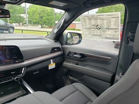 New 2026 Chevrolet Suburban Z71 w/ Comfort Package AWD/4WD image 35