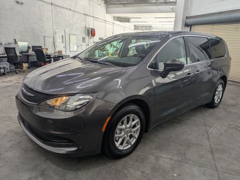 Certified 2022 Chrysler Voyager LX image 9