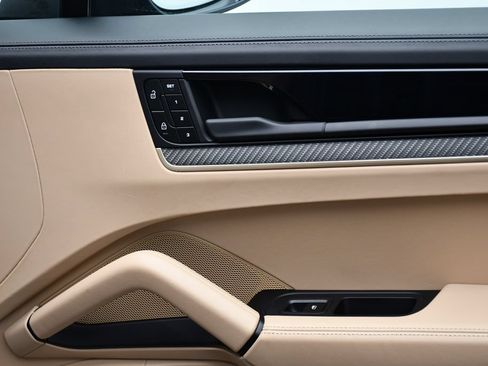 Certified 2025 Porsche Cayenne AWD/4WD image 46