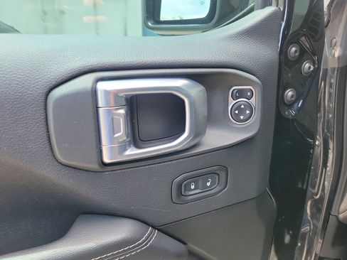 Used 2021 Jeep Wrangler Unlimited Sahara w/ Cold Weather Group AWD/4WD image 17