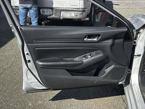 Used 2024 Nissan Altima 2.5 SV FWD image 13