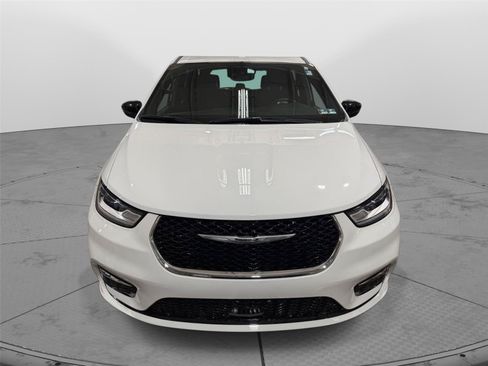 Used 2025 Chrysler Pacifica Select FWD image 10