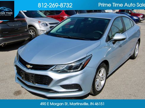 Used 2017 Chevrolet Cruze LT image 2