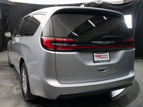 Used 2024 Chrysler Pacifica Touring-L image 10