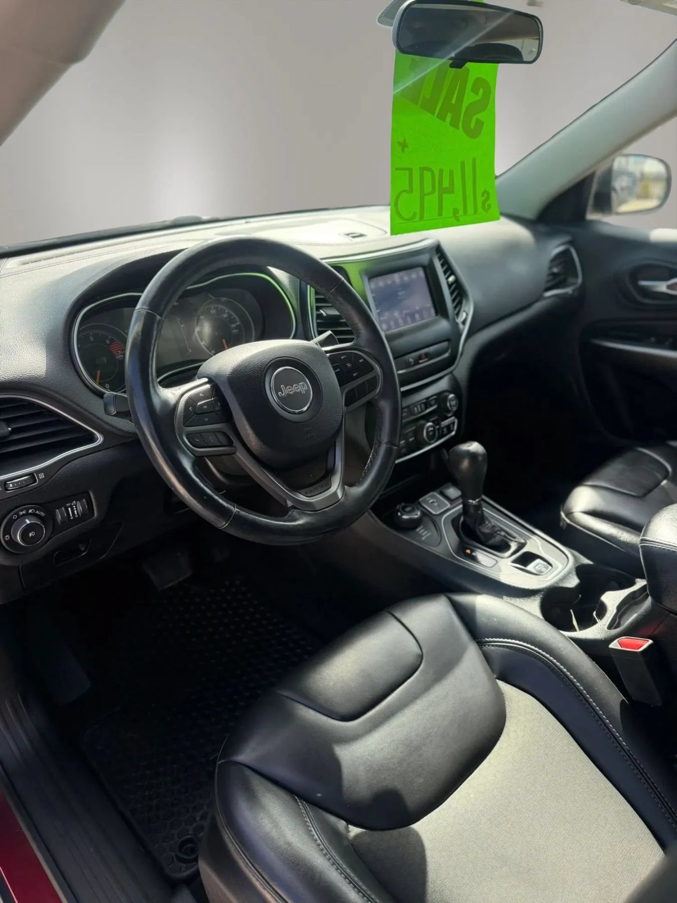 Used 2019 Jeep Cherokee Latitude Plus w/ Cold Weather Group AWD/4WD image 10