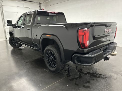 Used 2022 GMC Sierra 3500 Denali w/ Denali Black Diamond Edition image 9