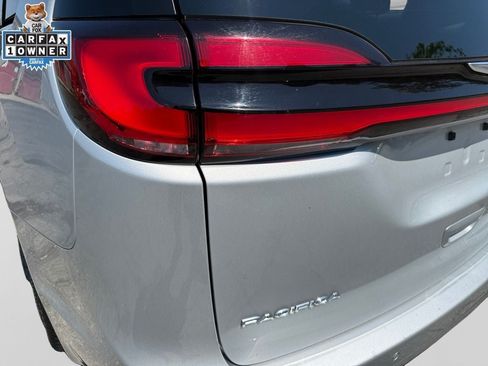 Used 2024 Chrysler Pacifica Touring-L FWD image 19