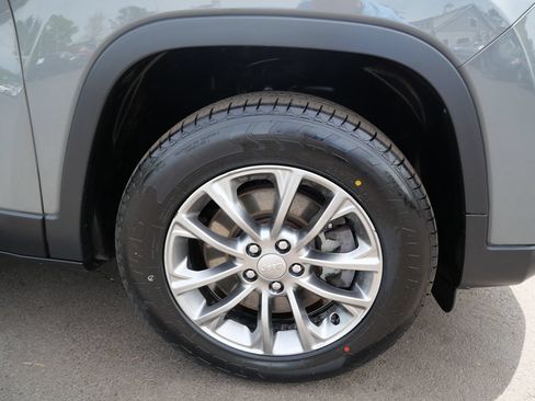 Used 2019 Jeep Cherokee Latitude Plus w/ Cold Weather Group AWD/4WD image 38