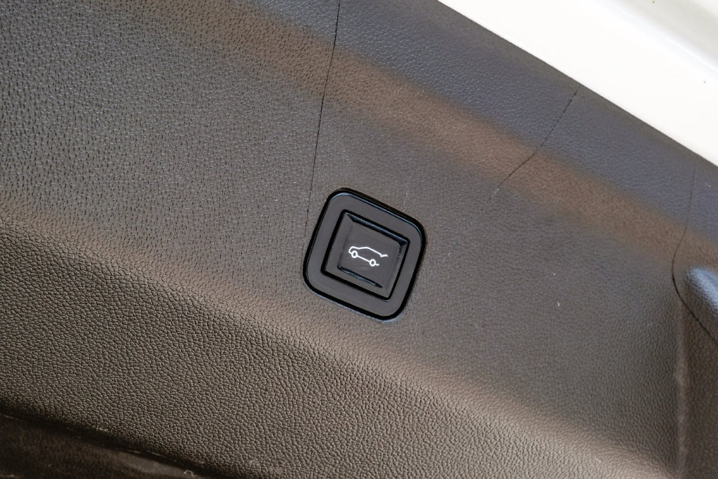 Used 2022 Cadillac Escalade Premium Luxury AWD/4WD image 56
