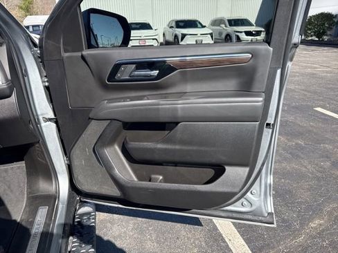 Used 2025 Chevrolet Suburban Z71 AWD/4WD image 28