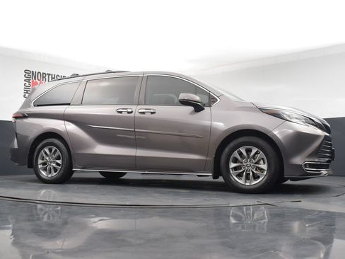 Used 2021 Toyota Sienna XLE FWD image 32