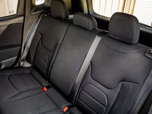 Used 2020 Jeep Renegade Latitude w/ Cold Weather Group AWD/4WD image 22