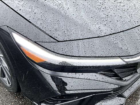 Used 2025 Hyundai Elantra SEL FWD image 32