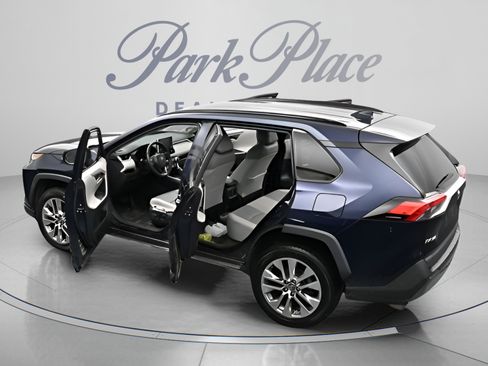 Used 2019 Toyota RAV4 Limited w/ Cold Weather Package FWD image 6