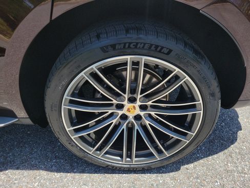 Certified 2023 Porsche Macan AWD/4WD image 31