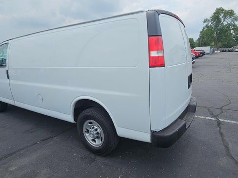 Used 2018 Chevrolet Express 2500 Extended RWD image 6