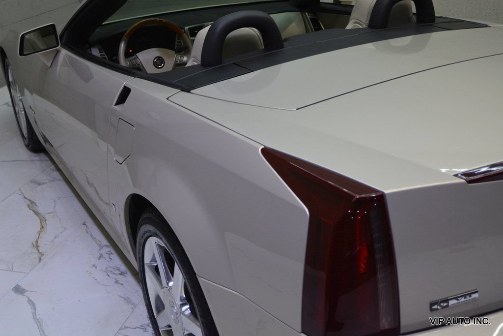 Used 2006 Cadillac XLR RWD image 17