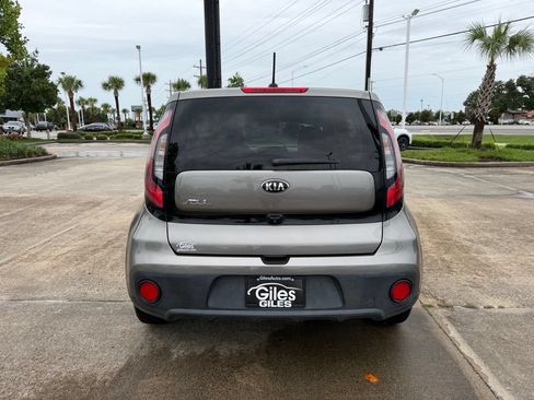Used 2018 Kia Soul w/ Convenience Package FWD image 4