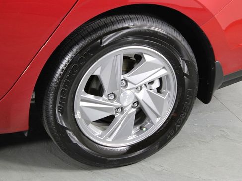 Certified 2025 Hyundai Elantra SE image 12