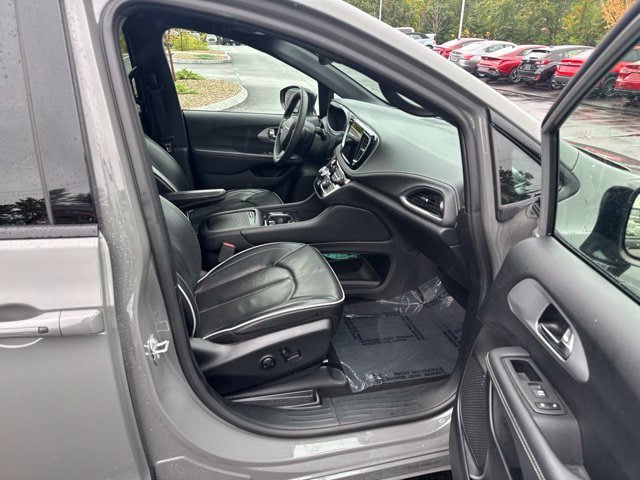 Used 2025 Chrysler Pacifica Limited FWD image 10
