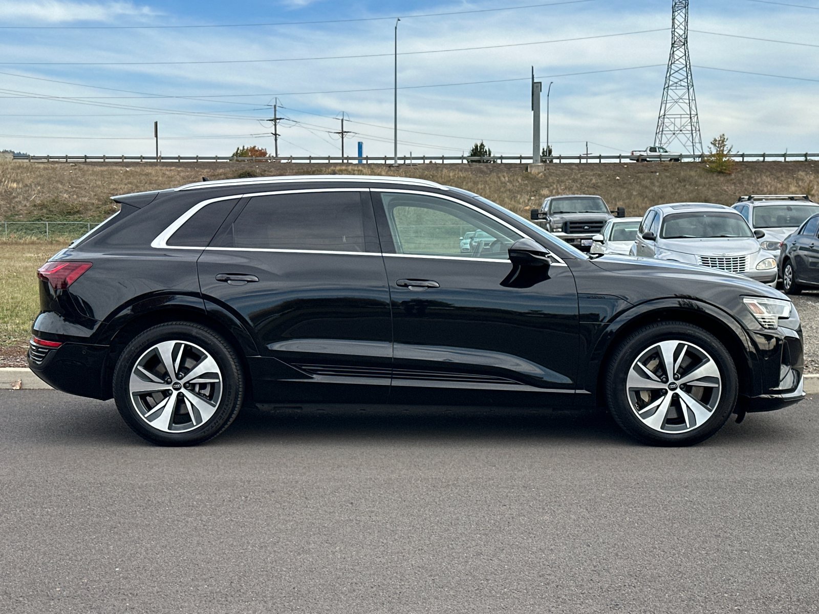 Used 2024 Audi Q8 e-tron Premium Plus AWD/4WD image 2